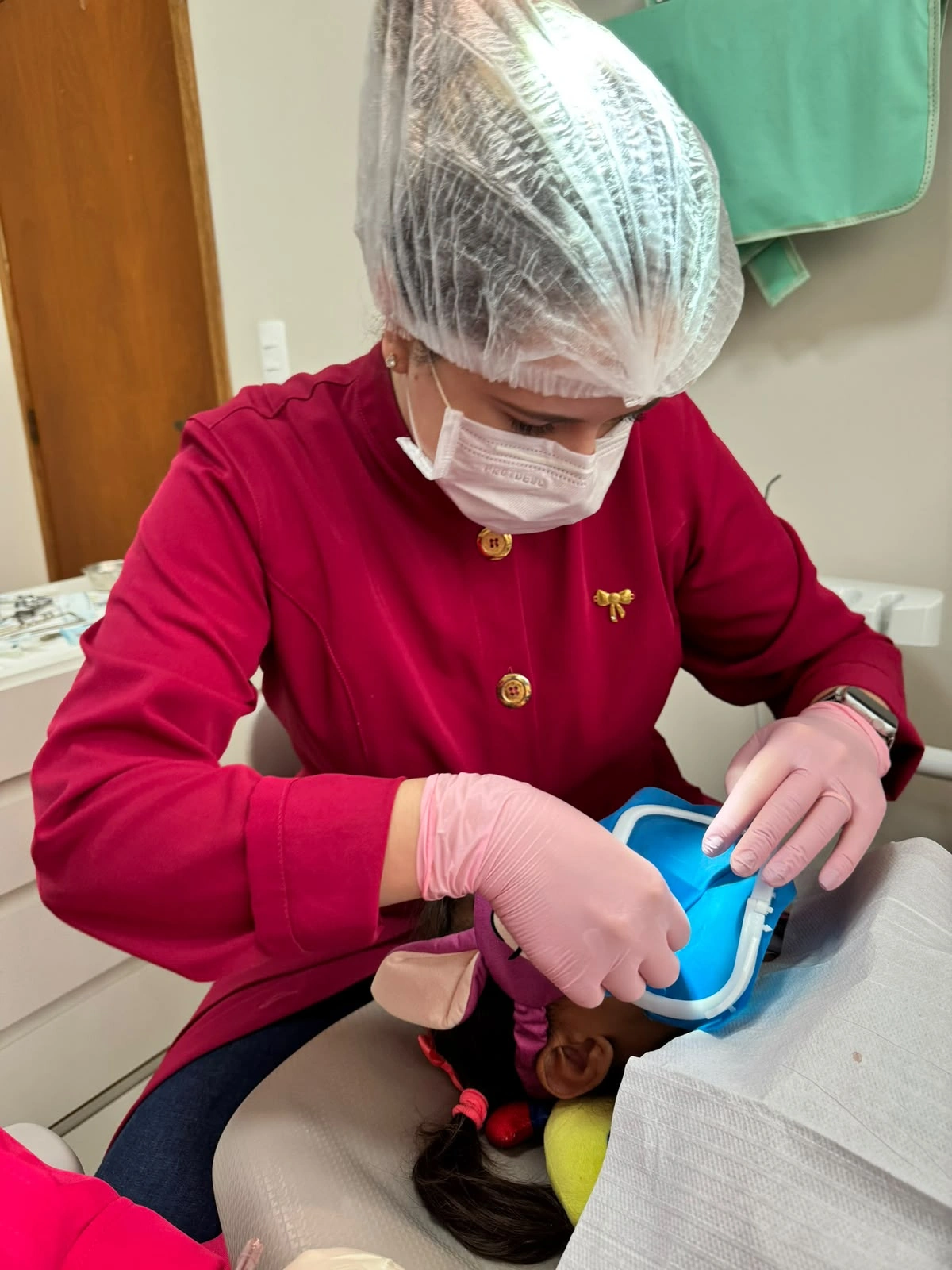 Dra. Nathália durante atendimento odontológico